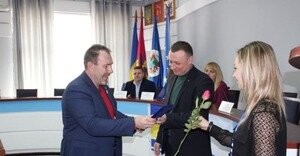 Зображення новини: {{ item.title }}