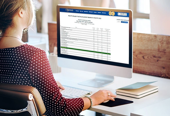 Дівчина яка працює за компютером